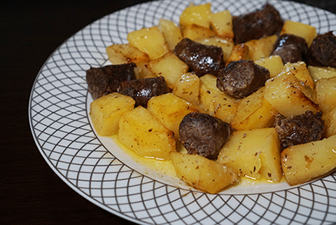 λουκάνικα χωριάτικα με πατάτες